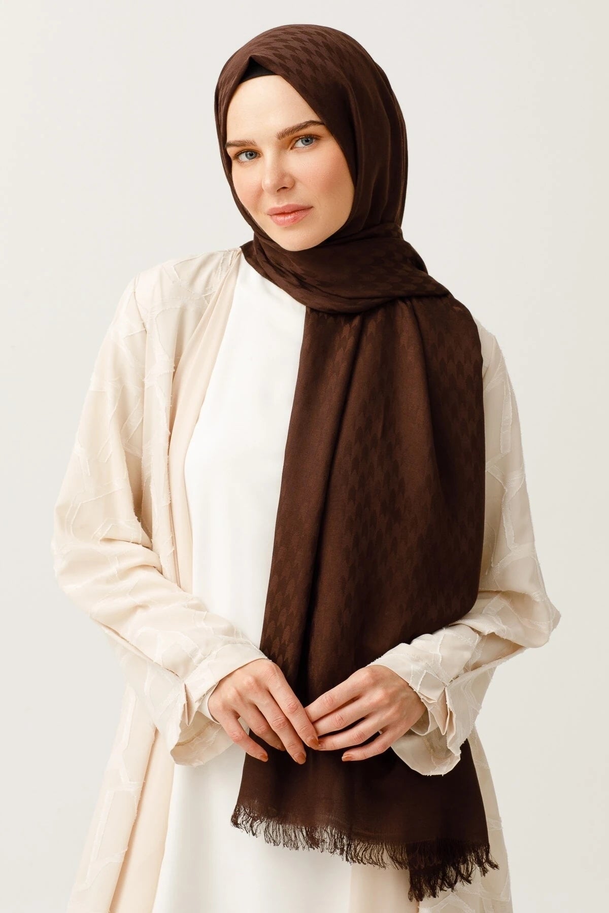 وشاح جاكار قطني بتصميم السنونو - قهوة مرّة