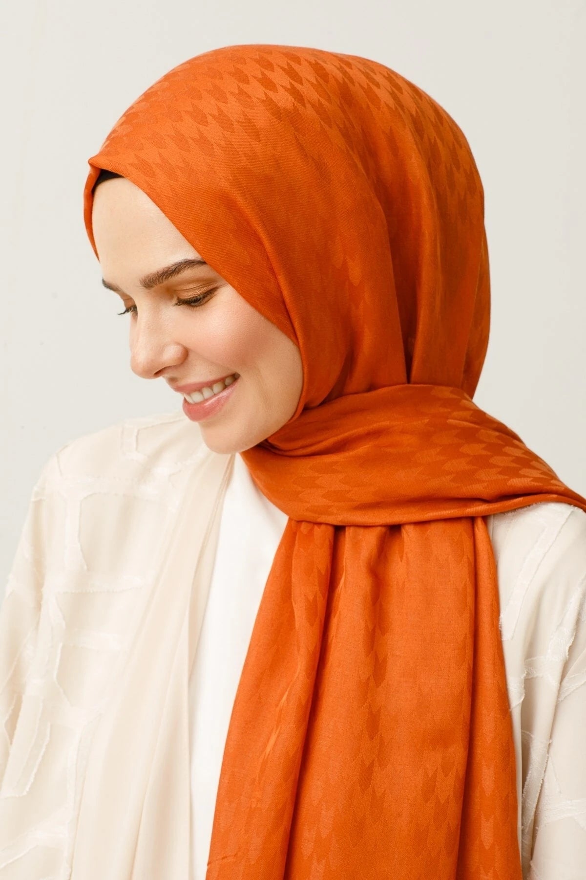 وشاح جاكار قطني بتصميم السنونو - قرميد