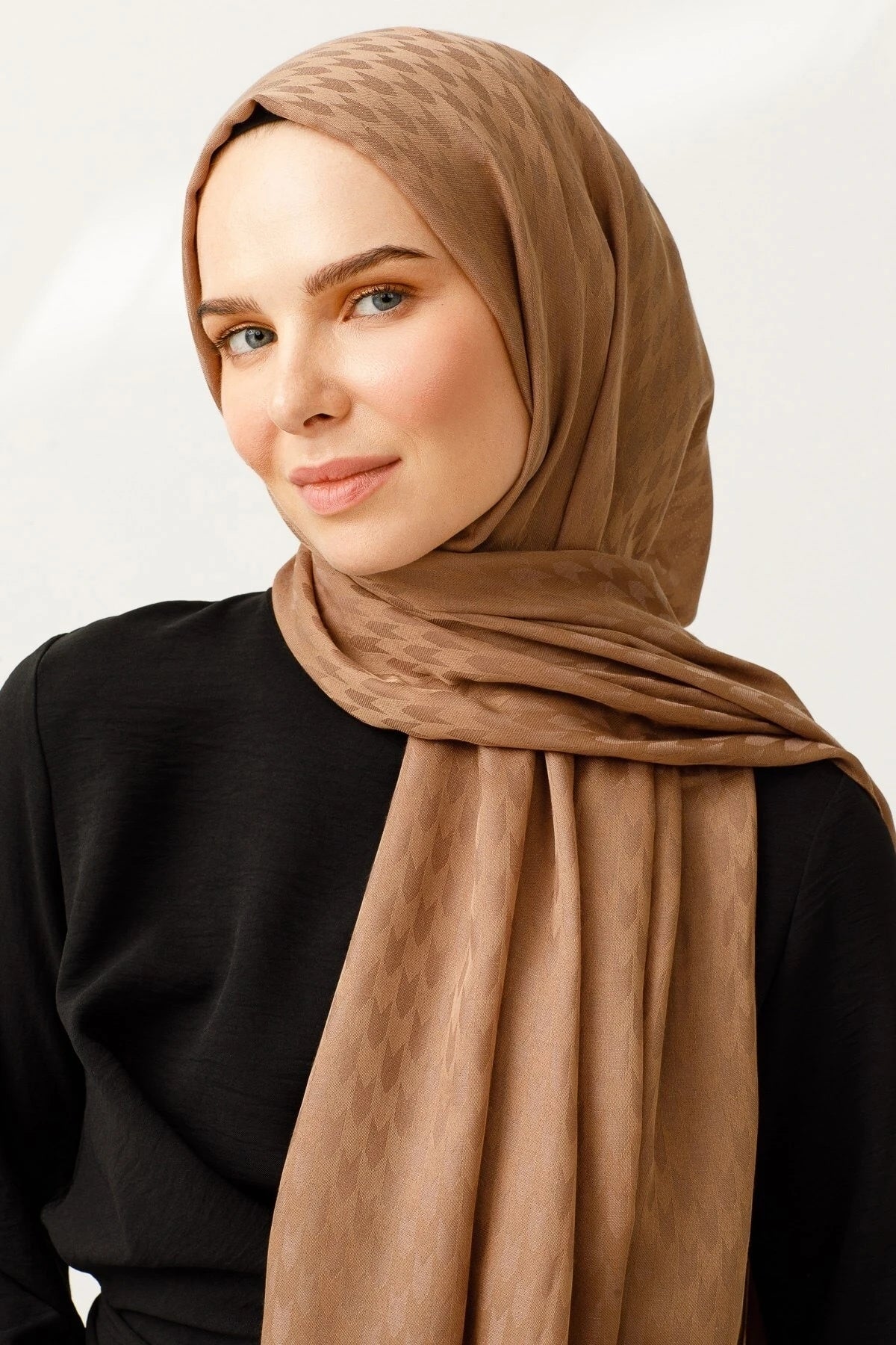 وشاح جاكار قطني بتصميم السنونو - بني
