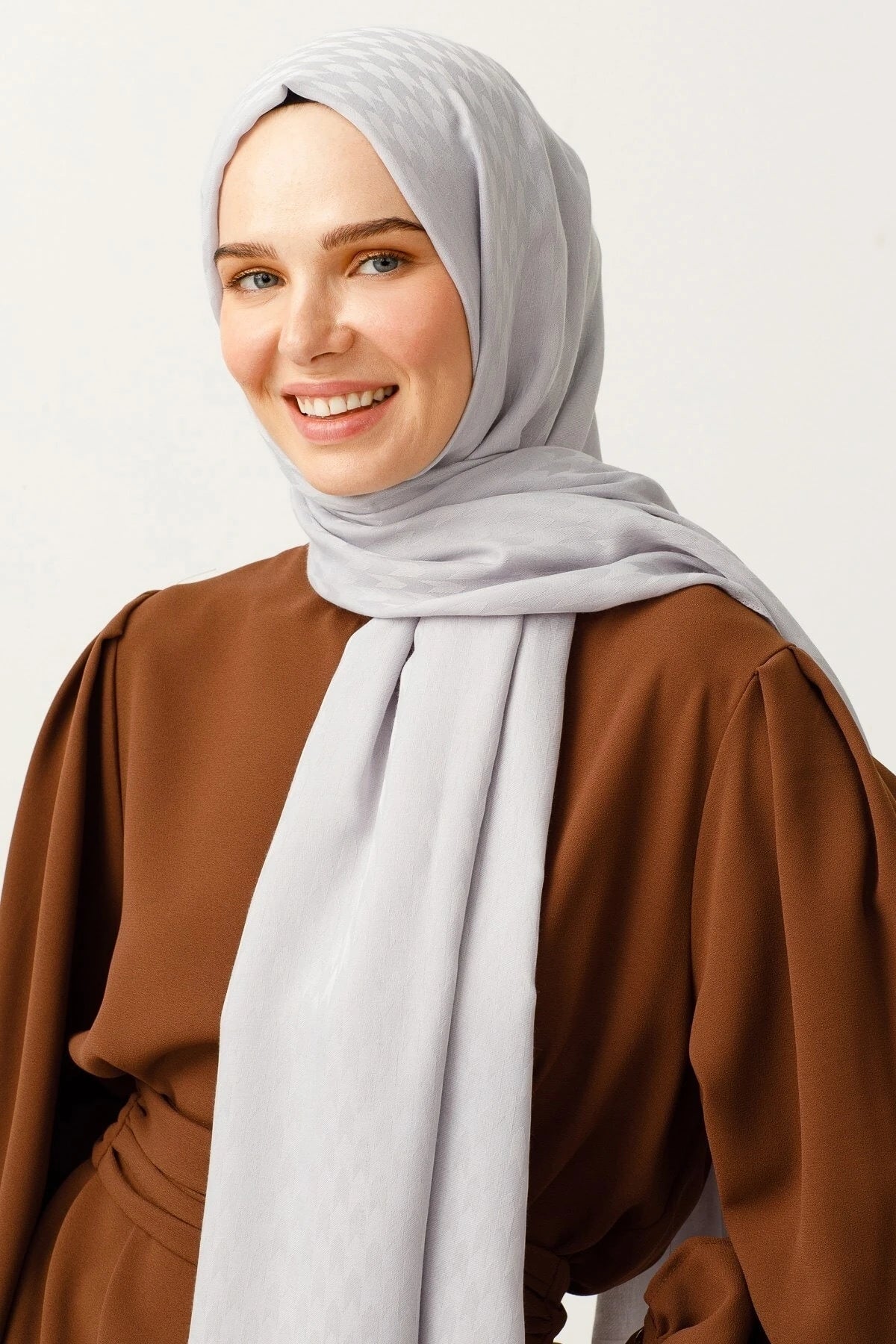 وشاح جاكار قطني بتصميم السنونو - فضة