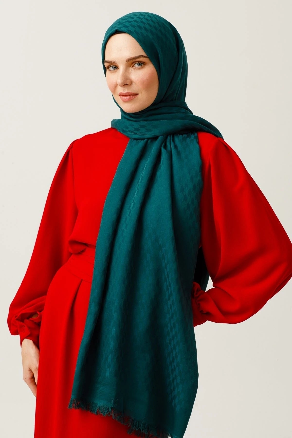 وشاح جاكار قطني بتصميم السنونو - زمرد
