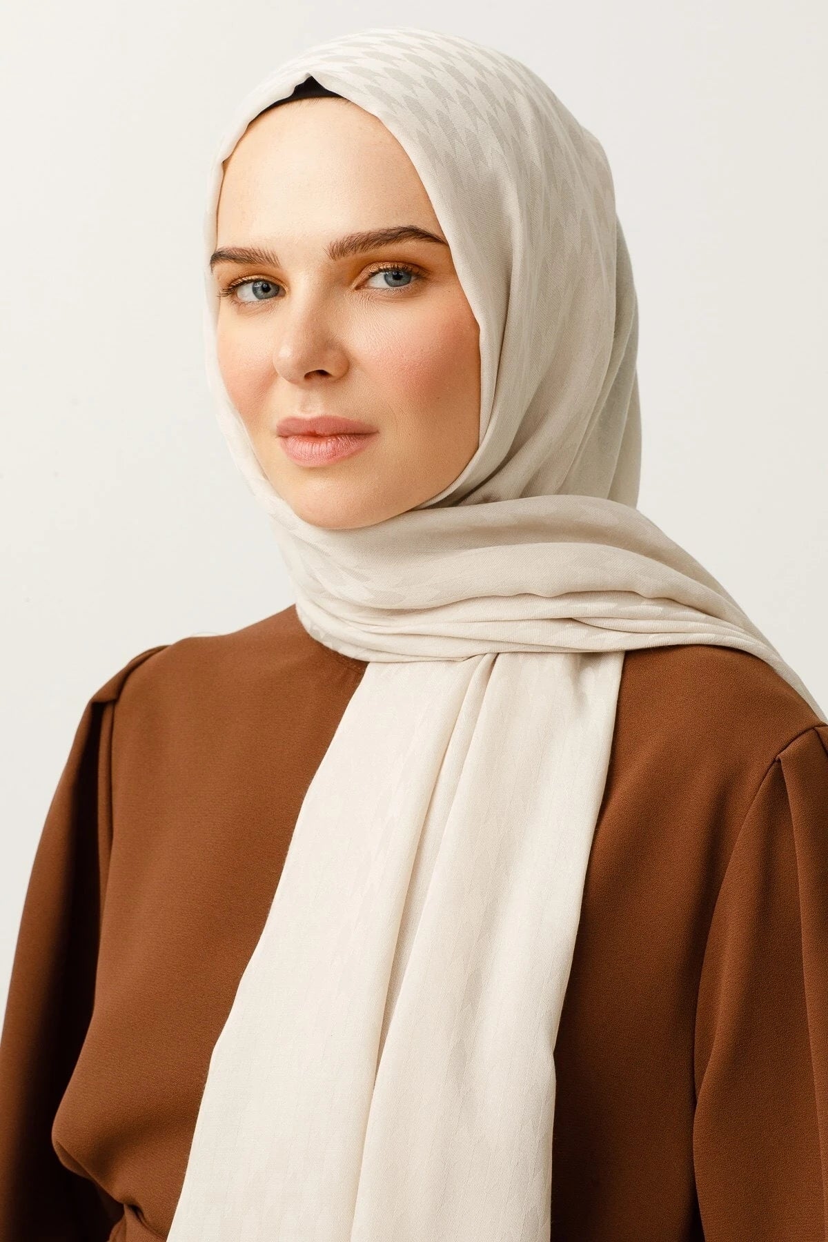 وشاح جاكار قطني بتصميم السنونو - لون الحجر