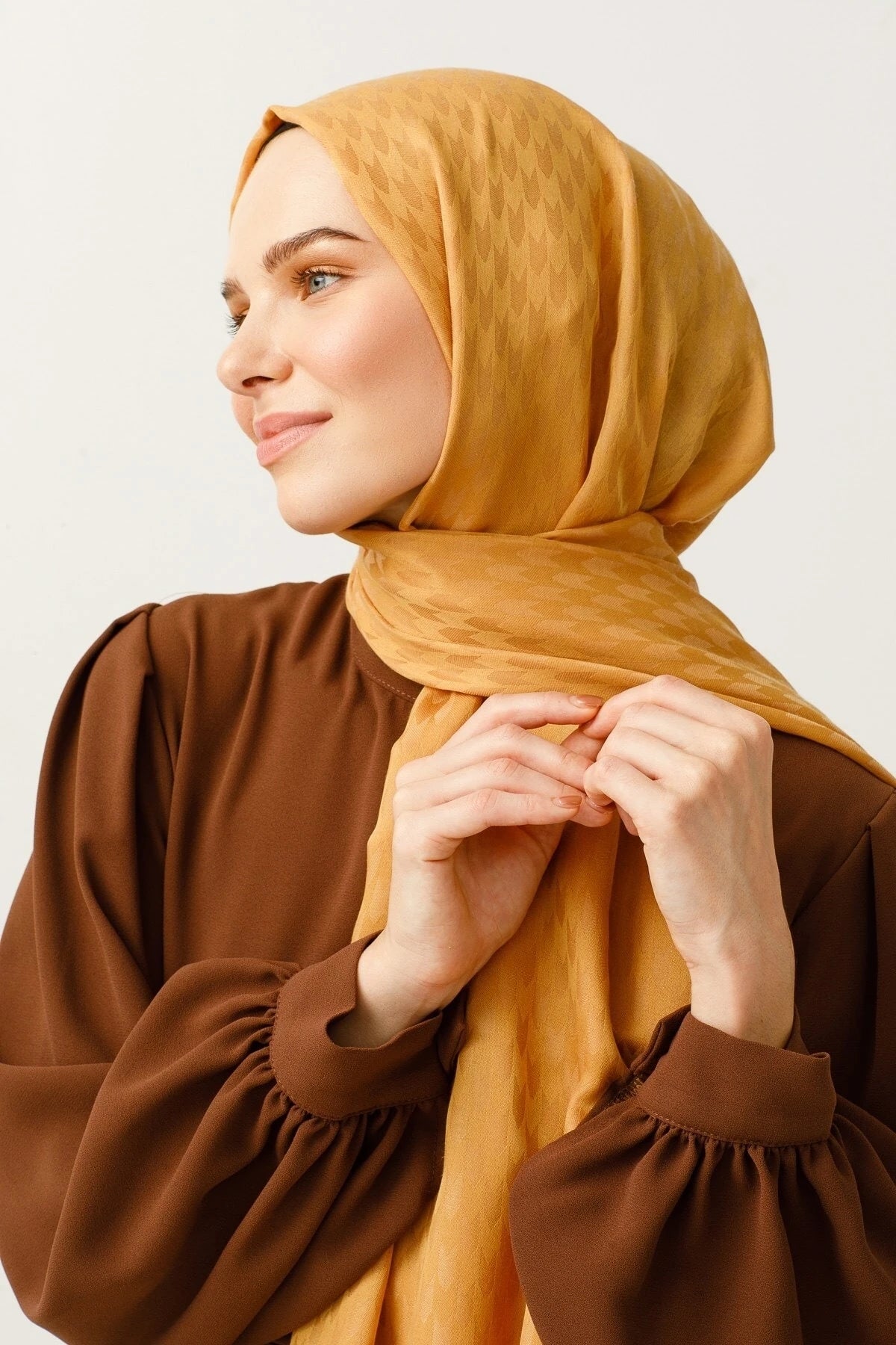 وشاح جاكار قطني بتصميم السنونو - خردل