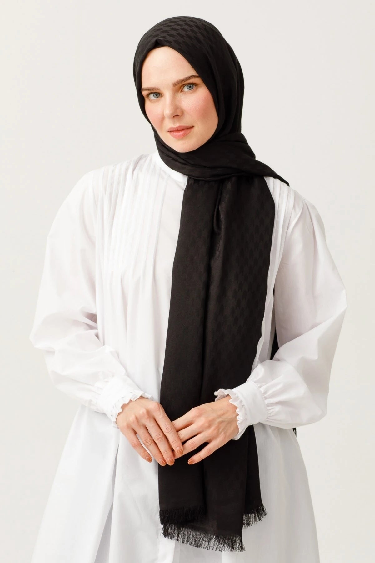 وشاح جاكار قطني بتصميم السنونو - أسود